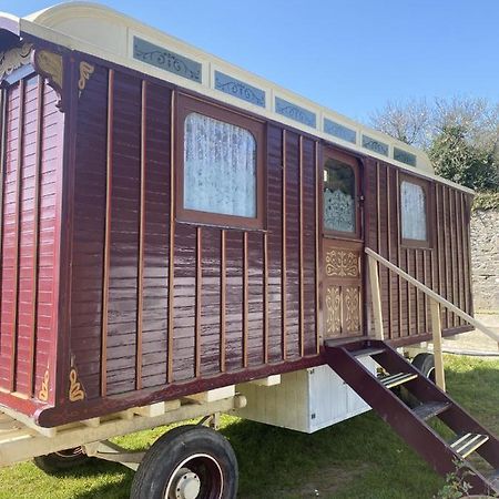 Vintage Showman'S Wagon For Two Close To Beach Plymouth Exterior foto