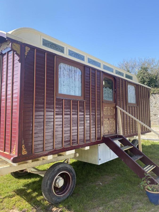 Vintage Showman'S Wagon For Two Close To Beach Plymouth Exterior foto